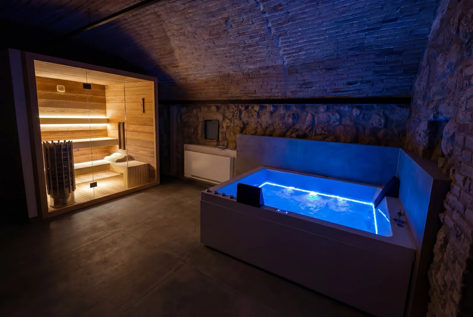 Minipool Treesse e sauna in ambiente wellness su misura